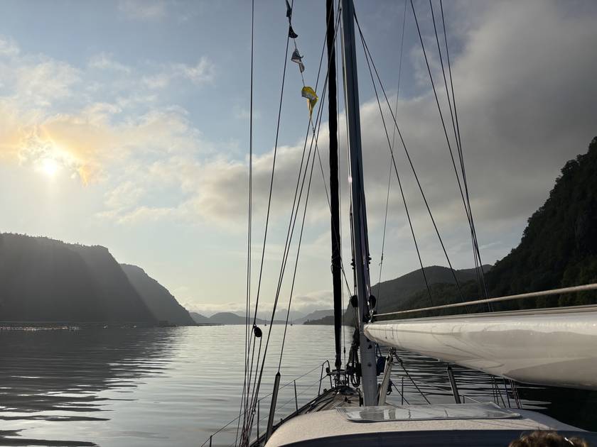Zeilschip in een Noorse fjord bij zonsopkomst