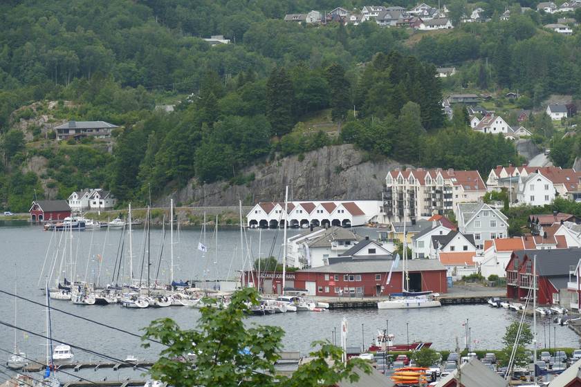 Een Noors stadje aan het water, met de vloot in de haven