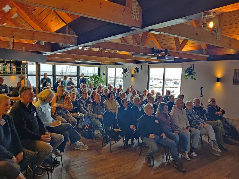 Deelnemers tijdens een informatiebijeenkomst