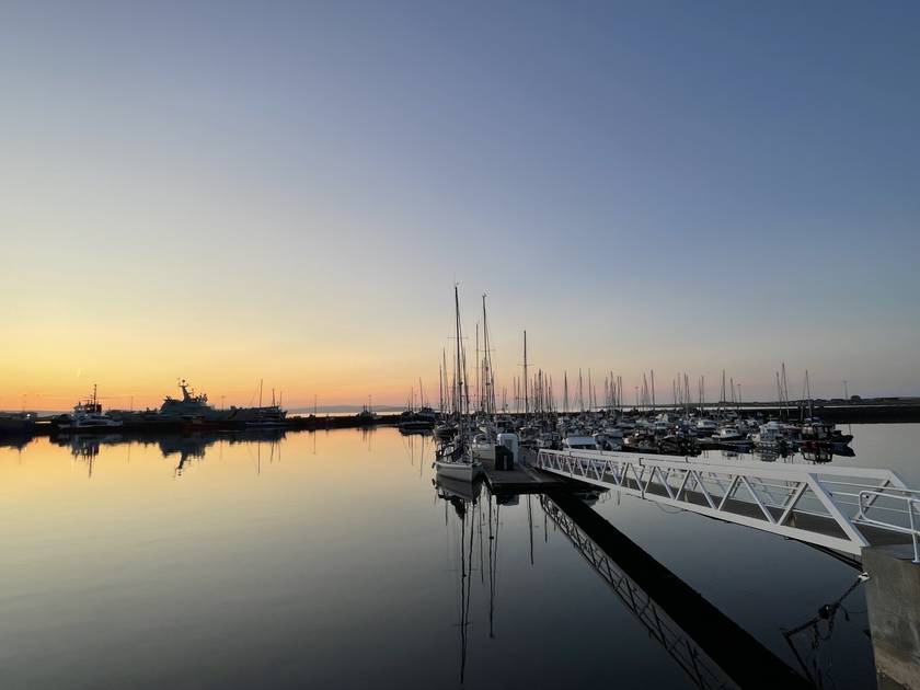 De haven van Kirkwall op de Orkney eilanden bij zonsondergang