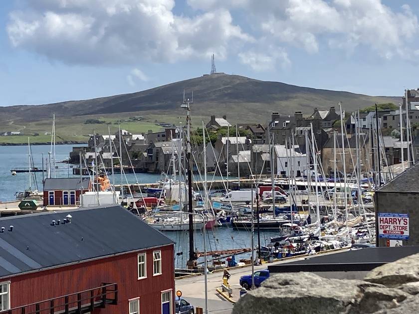 De haven van Kirkwall met de heuvel Wideford Hill erachter
