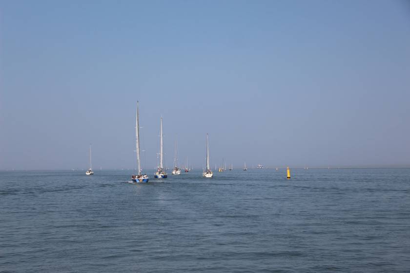 De vloot verlaat Harlingen langs het Pollendam